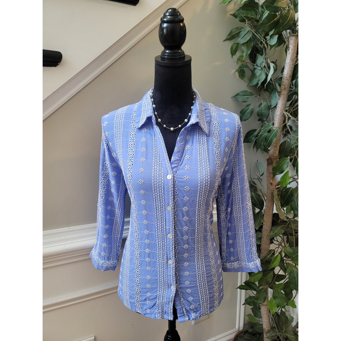 Ultra Pink Button Front Blouse Women's Medium Blue White Floral Embroidered