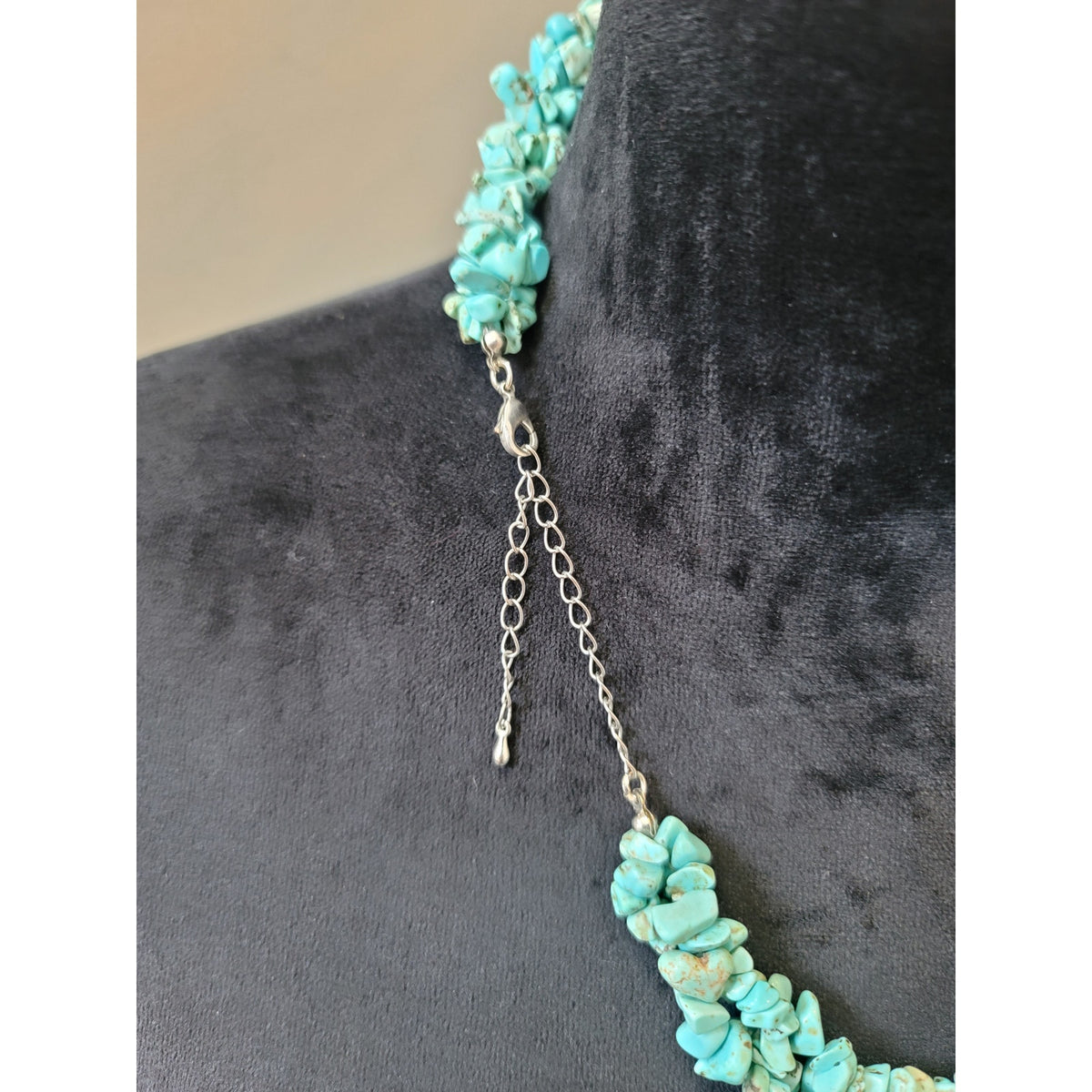 Women's Turquoise Necklace Bracelet And Earrings Jewelry Set With Beaded Design