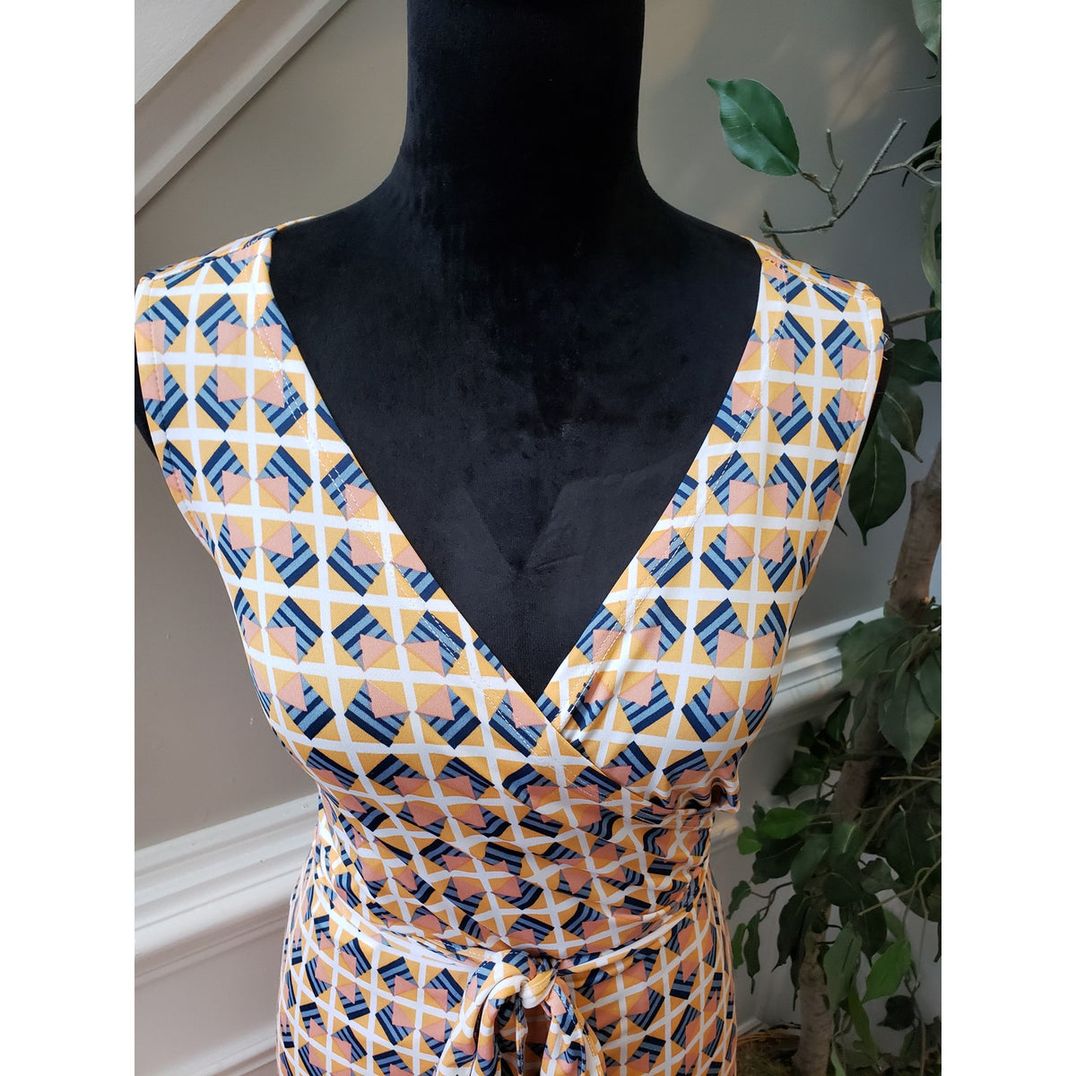 JustFab Dress Womens 1X Multicolor Sleeveless V-Neck Belted Geometric Print