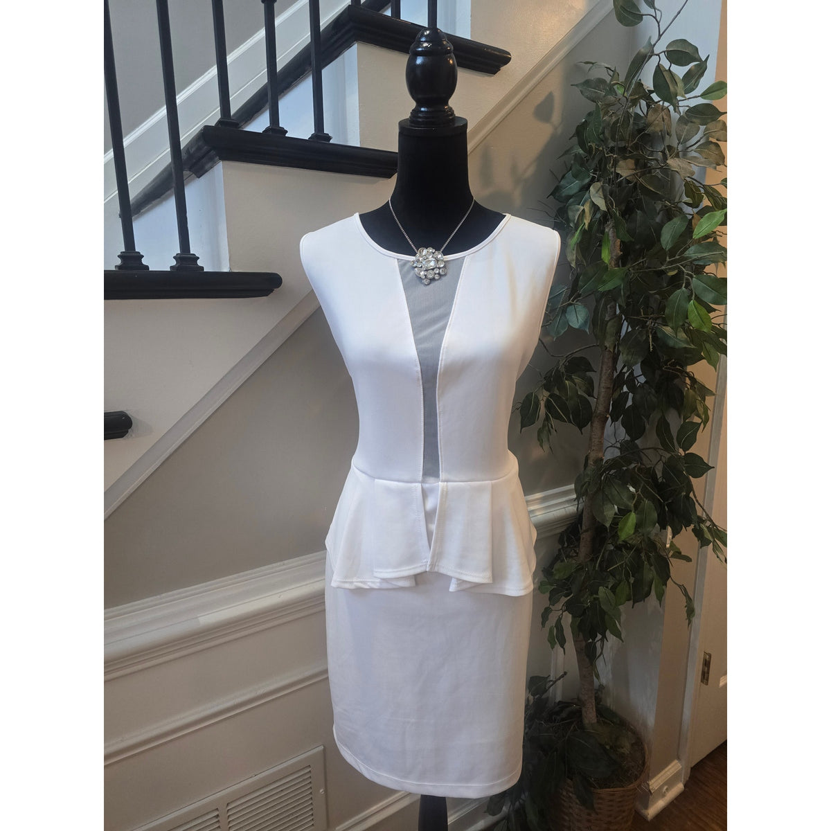 Fashion To Figure Sheath Dress Women's Size 1X White Peplum Waist Back Keyhole