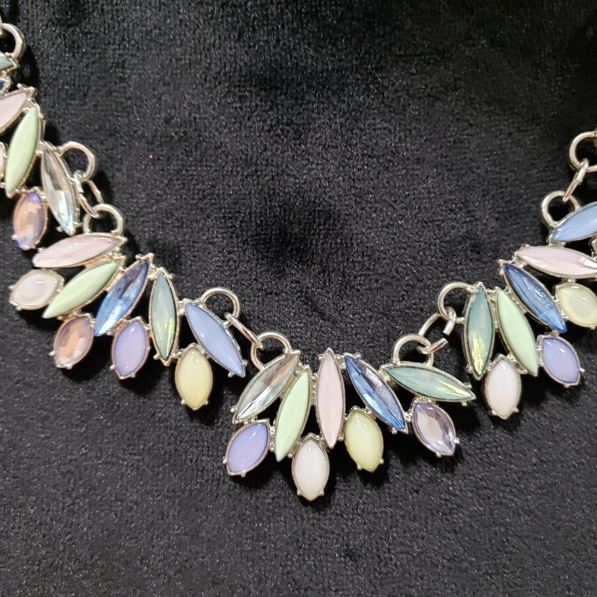 Women Fashion Multicolor Mixed Crystal Stones Collar Necklace with Lobster Clasp