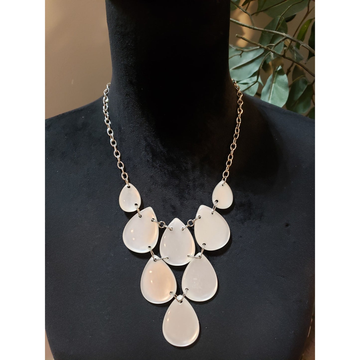 Womens Fashion Silver Tone White Acrylic Bubble Chunky Teardrop Linked Necklace
