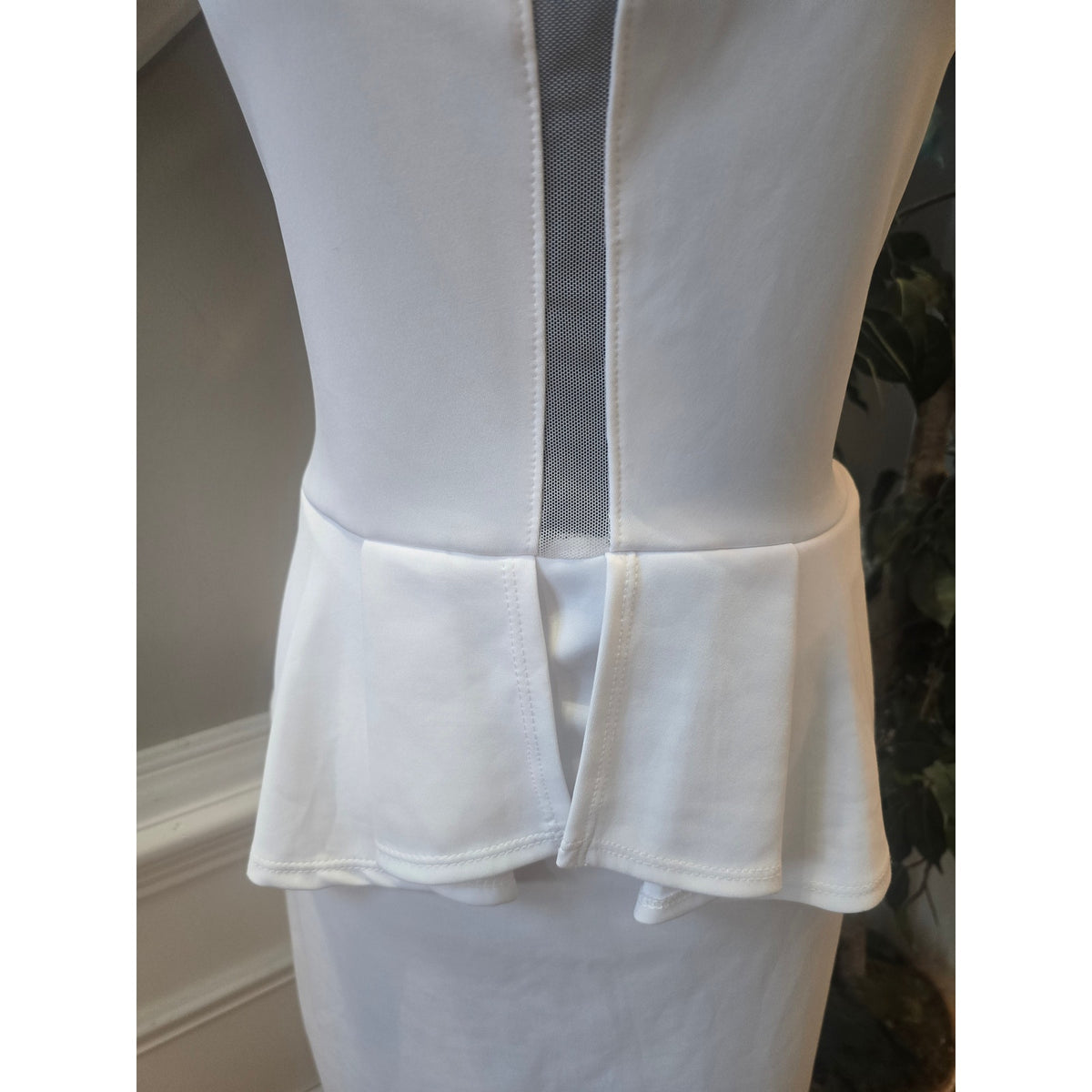 Fashion To Figure Sheath Dress Women's Size 1X White Peplum Waist Back Keyhole