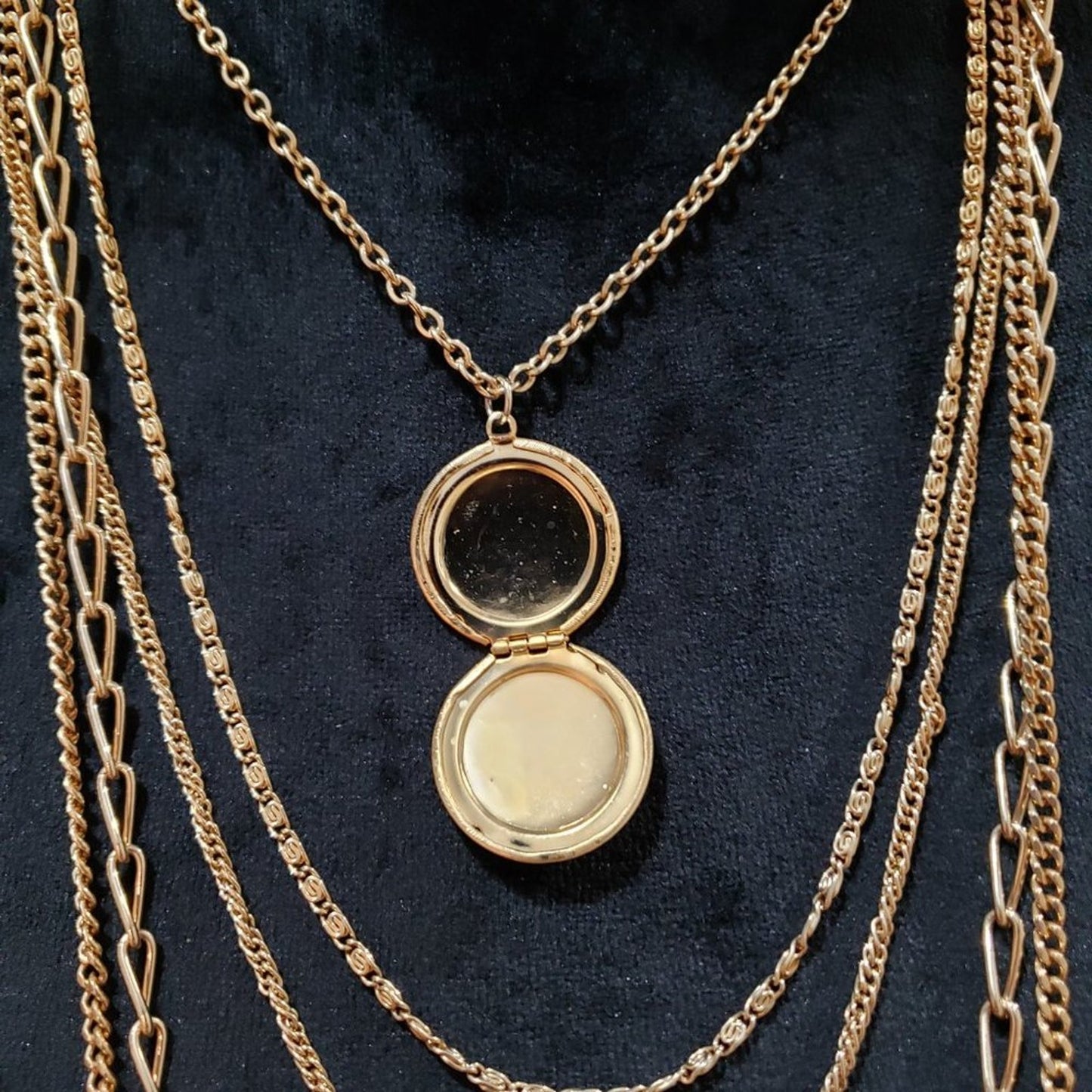 Women Fashion Gold Tone Wheat Chain Round Locket Pendant Collar Necklace Jewelry