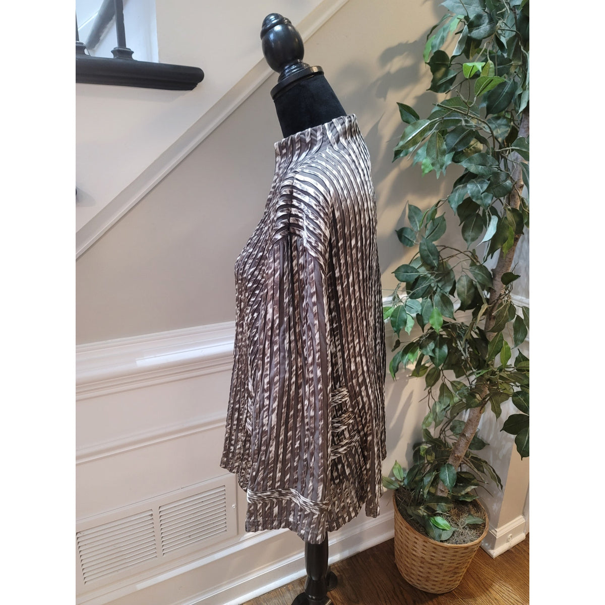Chico's Jacket Womens SZ 3 Silver/Brown Striped Pleated Front Zipper long Sleeve