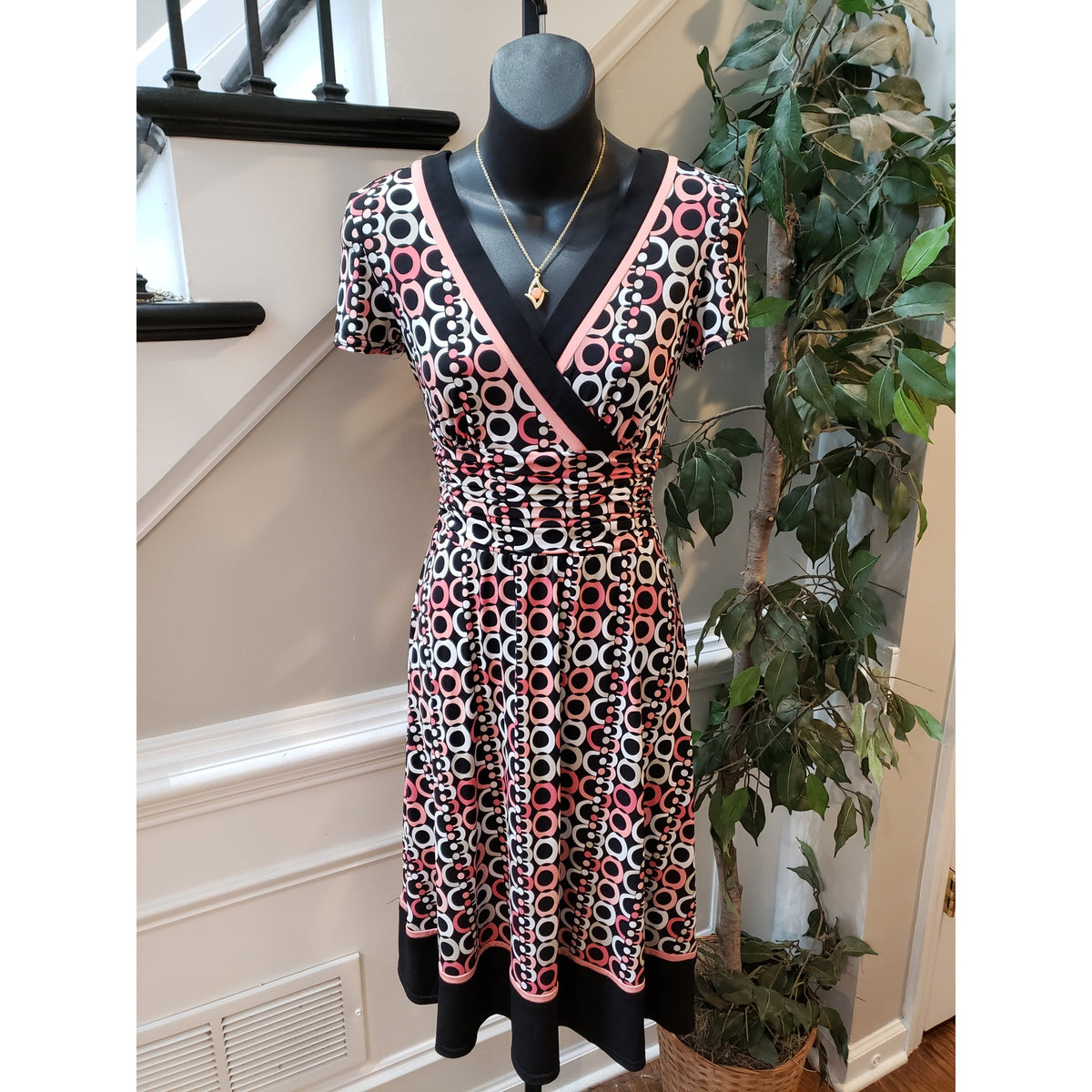 Sandra Darren Dress Women 6 Black Pink White Geometric Print Fit Flare V-Neck