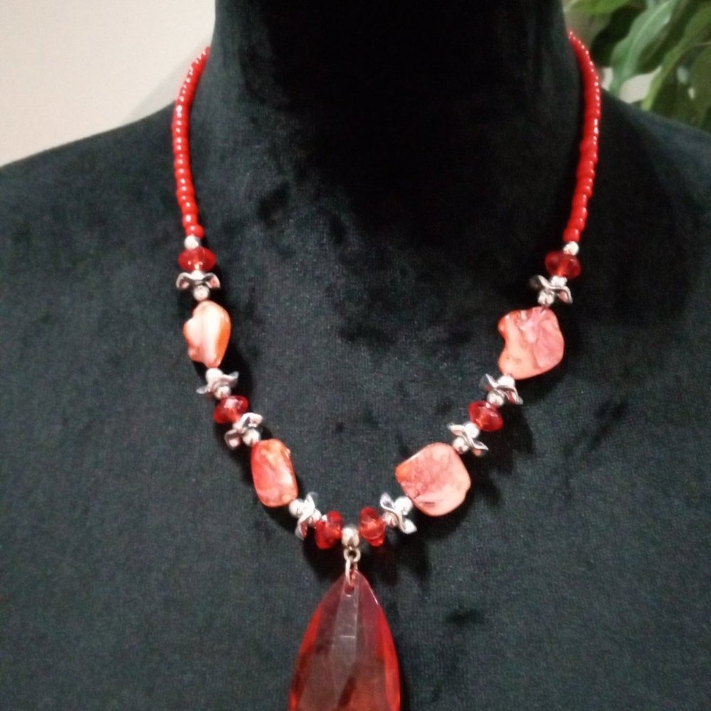 Womens Fashion Chunky Rhinestones & Shell Beaded Red Pendant Collar Necklace