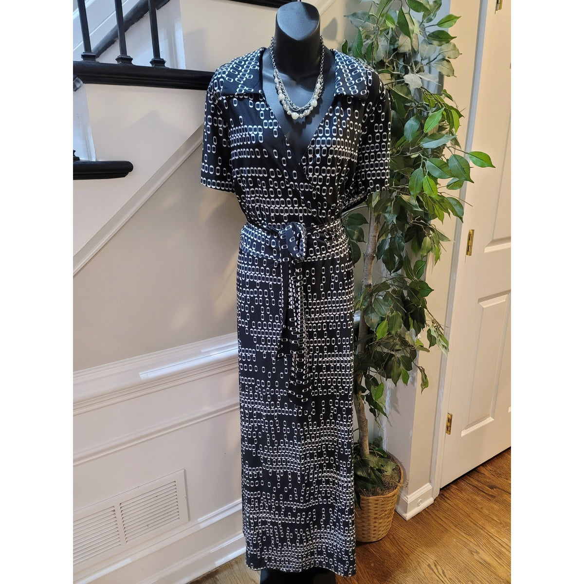 Madison Leigh Maxi Dress Women's Size 2X Black Polyester V Neck Collared
