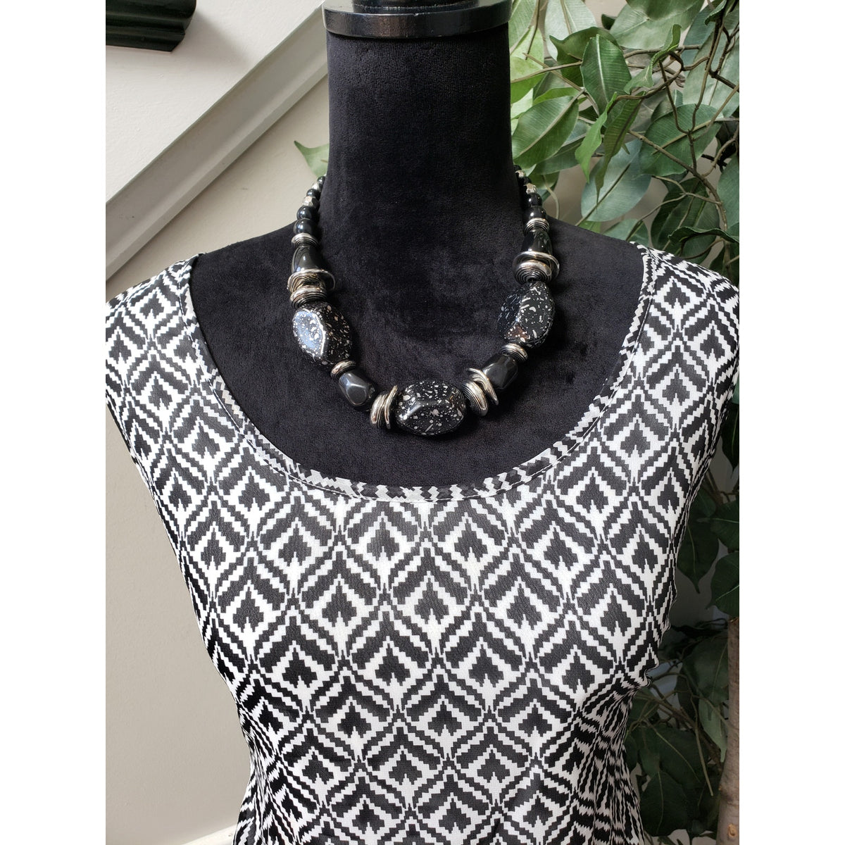 Love Cameron Knee Length Dress Womens Size 2X Black White Geometric Round Neck