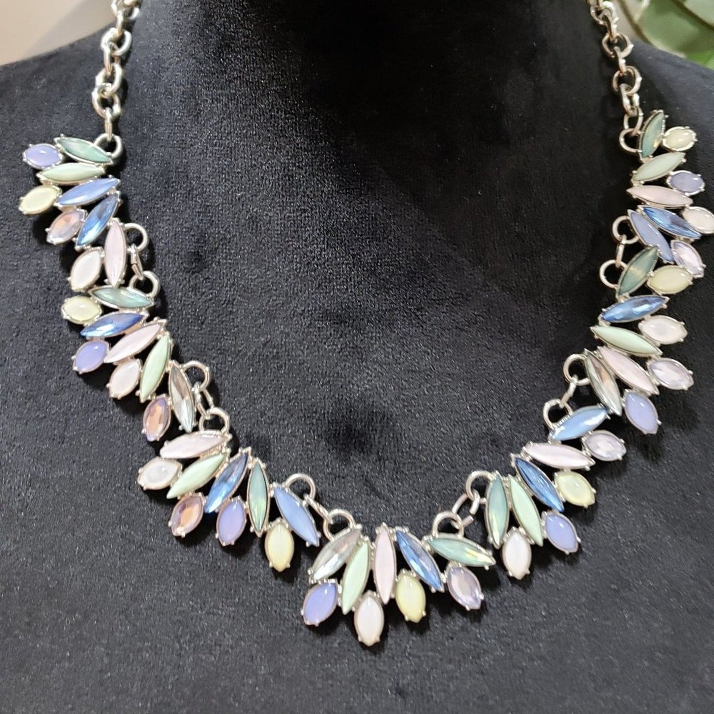 Women Fashion Multicolor Mixed Crystal Stones Collar Necklace with Lobster Clasp
