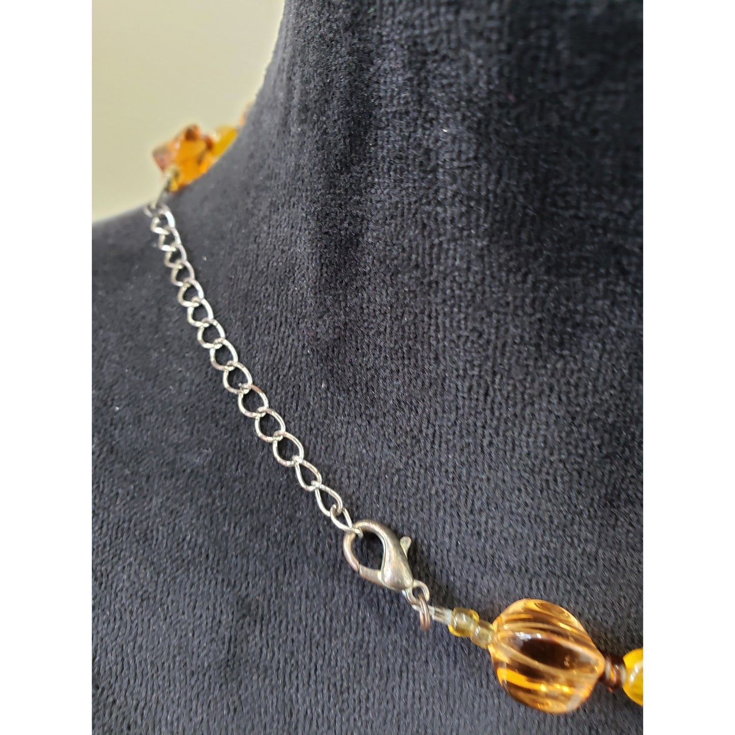 Women Amber Spacer Ball Beads Round Flat Shells Pendant Necklace with Lobster
