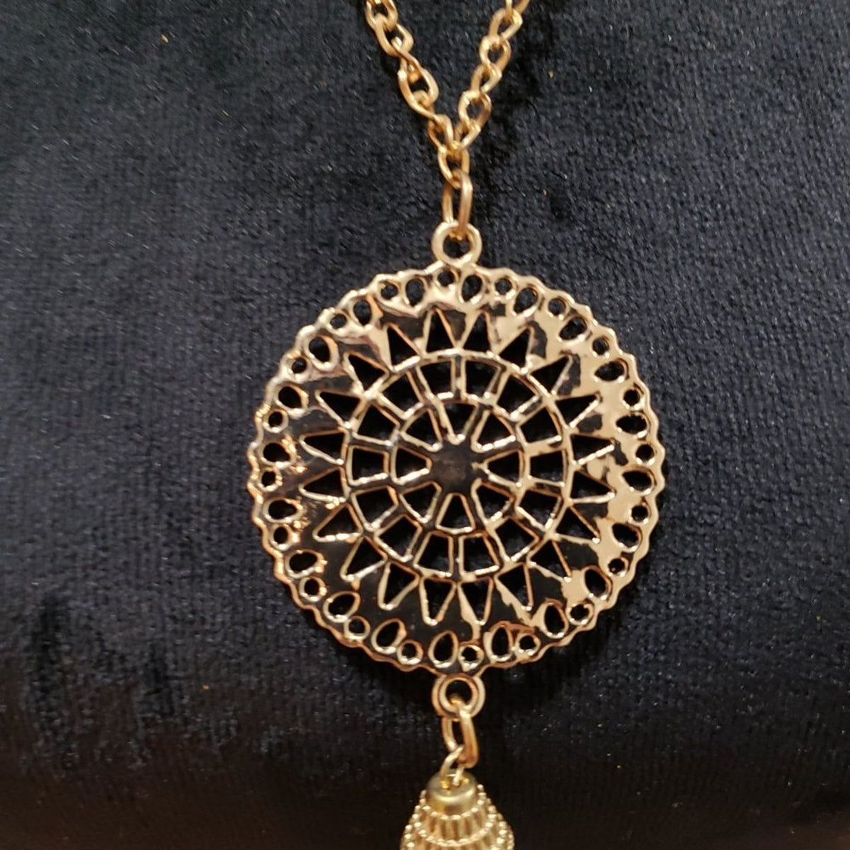 Womens Fashion Gold Tone Round Dangling Floral Pendant Necklace w/ Lobster Clasp