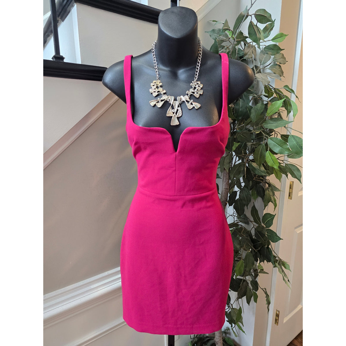 Likely Bodycon Mini Dress Women's Size 0 Pink Wide Shoulder Straps Notch Neck