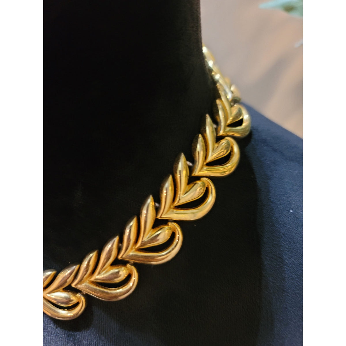 Women's Gold Leaf Link Statement Necklace Elegant Vintage Style Jewelry Design