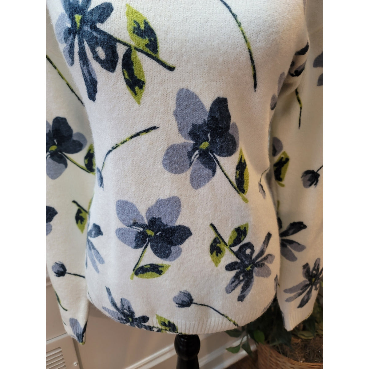 Love Ellie Pullover Sweater Women's Small White Floral Crew Neck Long Sleeve