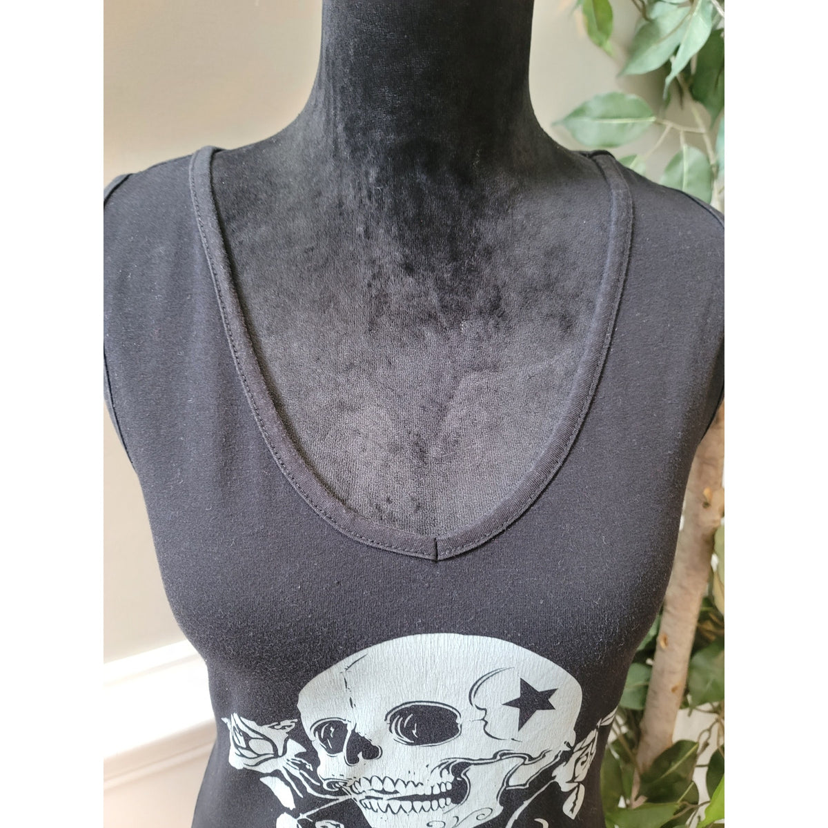 Venus Shirt Top Women's Size Medium Black Cotton Sleeveless Graphic Print