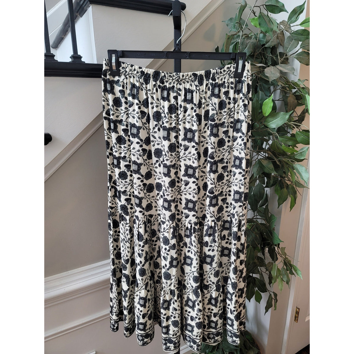 Max Studio A-Line Maxi Skirt Women's Large Cream/Black Floral Pleated Stretch