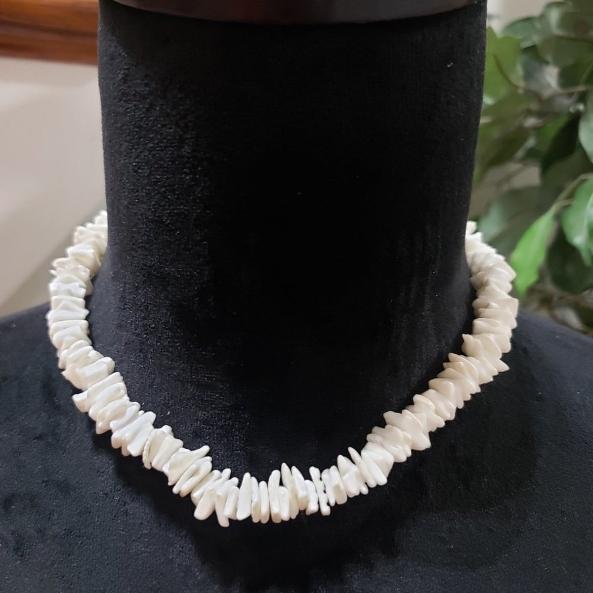 Vintage White Seashell Surfer Strand Chunk Chips Choker Barrel Close Necklace