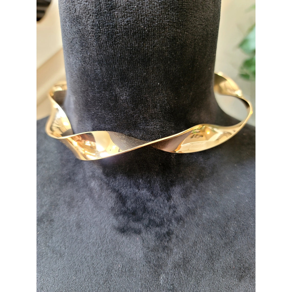 Gold Tone Twisted Wave Collar Choker Necklace Minimalist Modern Statement