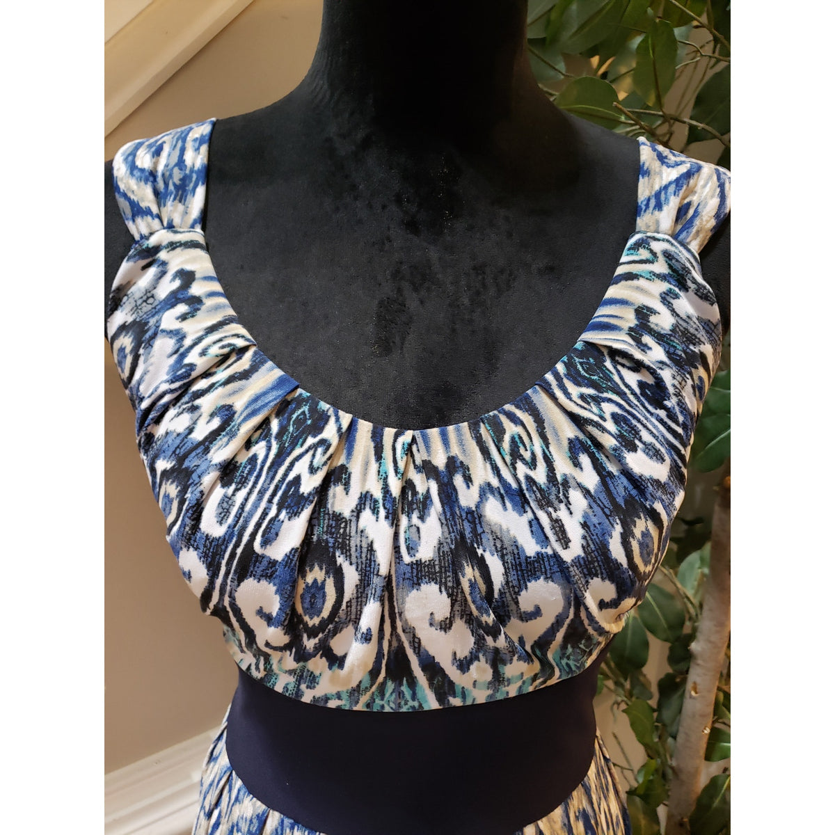 R&M Richards Sheath Dress Womens 12 White Blue Filigree Print Pleated Scoop Neck