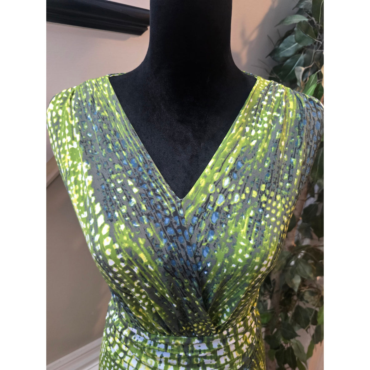 Jones New York A-Line Dress Women's Medium Green Geometric V-Neck Ruched Waist