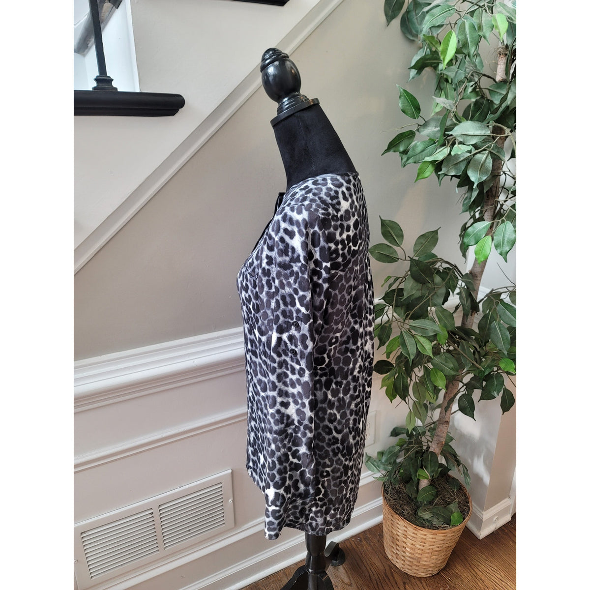 Express Blouse XS Black White Leopard Crew Neck Curved Hem Long Sleeve Button-Up