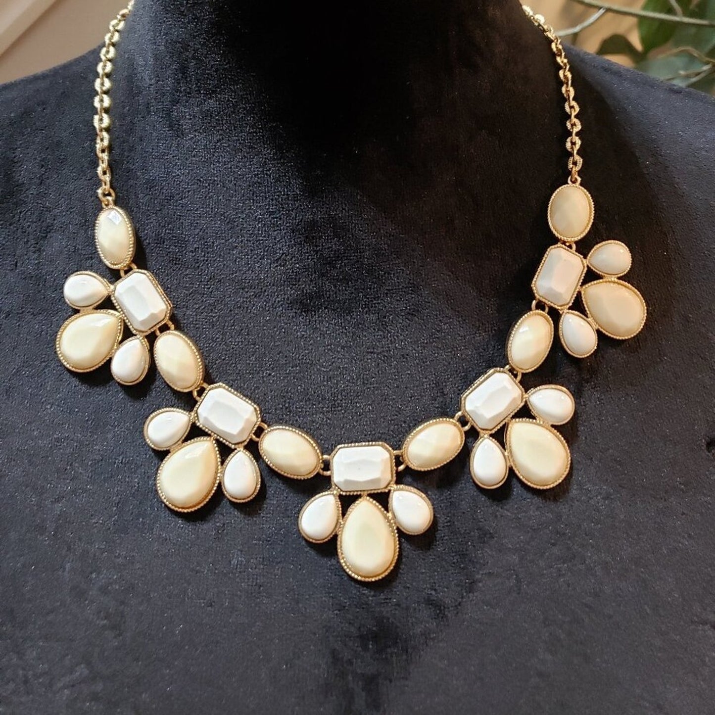 Womesn White & Beige Acrylic Beaded Curb Chain Necklace Jewelry w/ Lobster Clasp