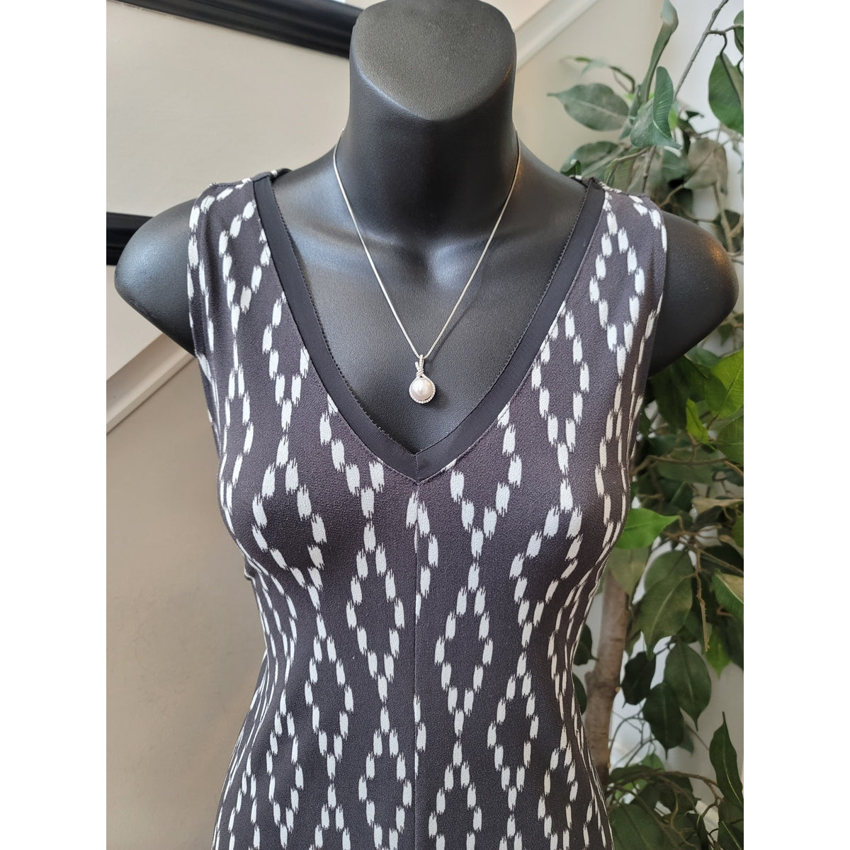 Banana Republic Midi Tank Dress Womens Small Black White Geometric V-Neck Casual
