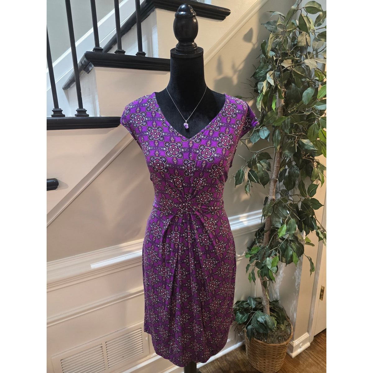 Dana Buchman Sheath Dress Women's Medium Purple Medallion Twist Front V Neck