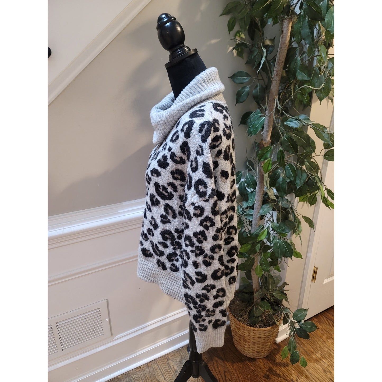 Jessica Simpson Sweater Women's Size Large Gray Black Leopard Print Cowl Neck