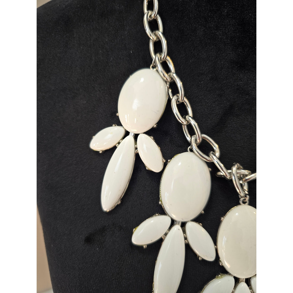 Heavy White Silver Tone Chunky Cabochon Floral Statement Necklace