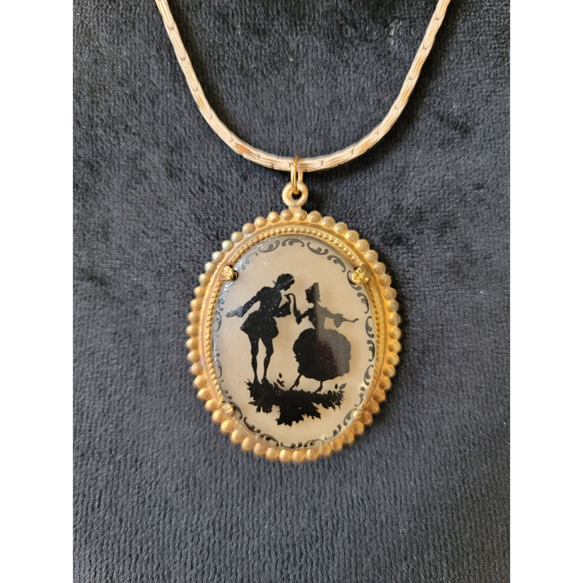 Women's Vintage Gold Oval Silhouette Pendant Necklace With Lobster Clasp Jewelry