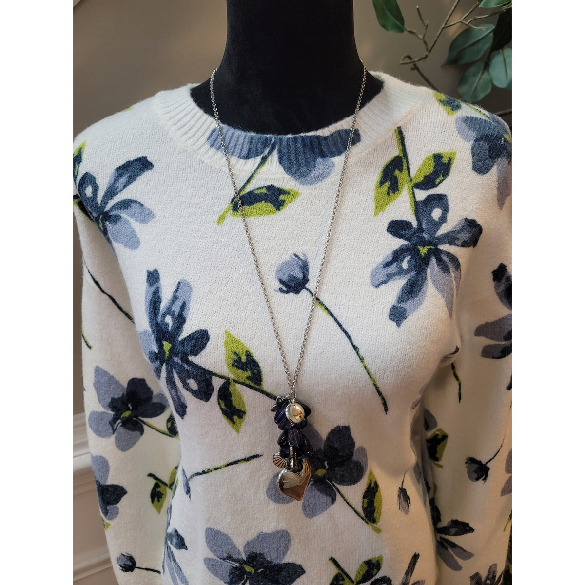 Love Ellie Pullover Sweater Women's Small White Floral Crew Neck Long Sleeve
