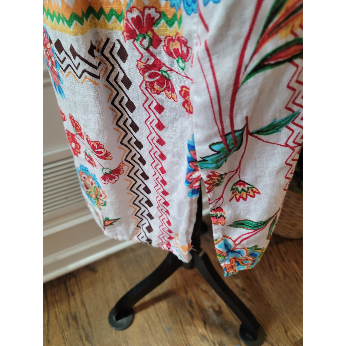 H Halston Blouse 1X Multi Linen Floral Scoop Long Sleeve Curved Hem Button-Up