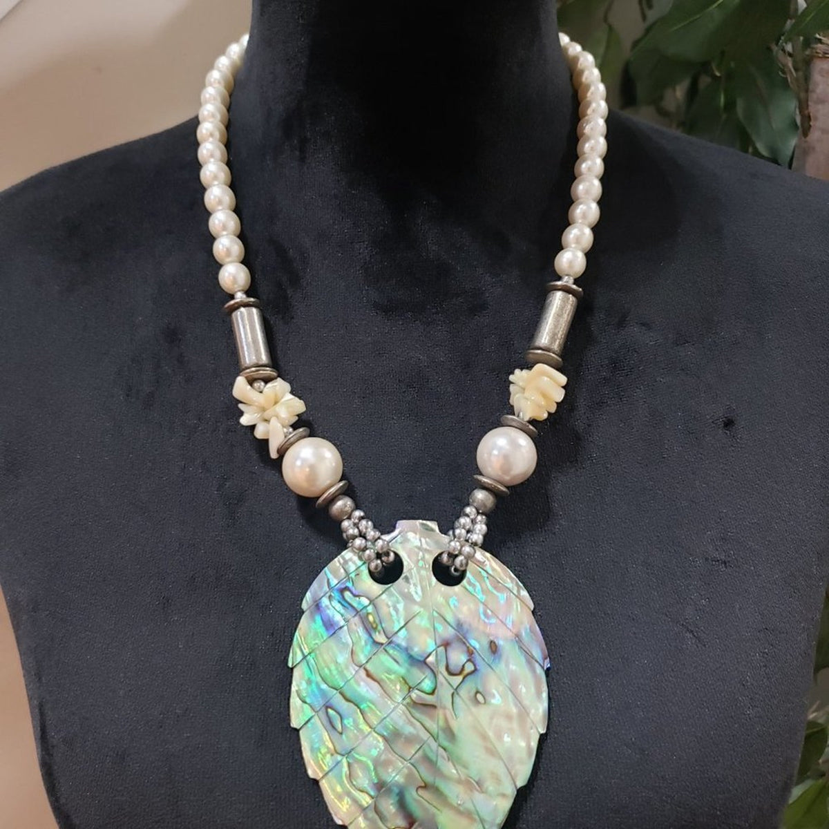 Womens Fashion Faux Pearl Beaded Abalone Shell Crafted Leaf Pendant Necklace