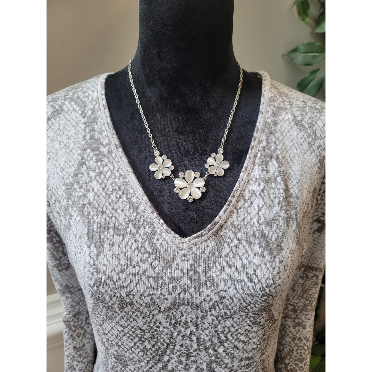 White House Black Market Sweater Women's Size XS Gray Snake Print Long Sleeves