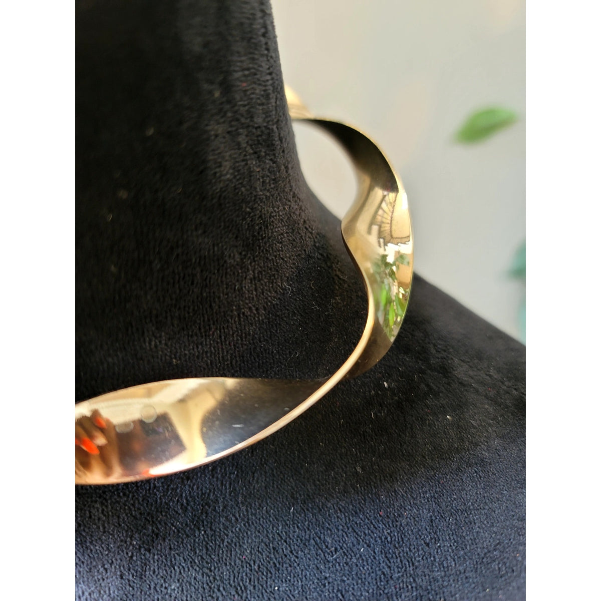 Gold Tone Twisted Wave Collar Choker Necklace Minimalist Modern Statement