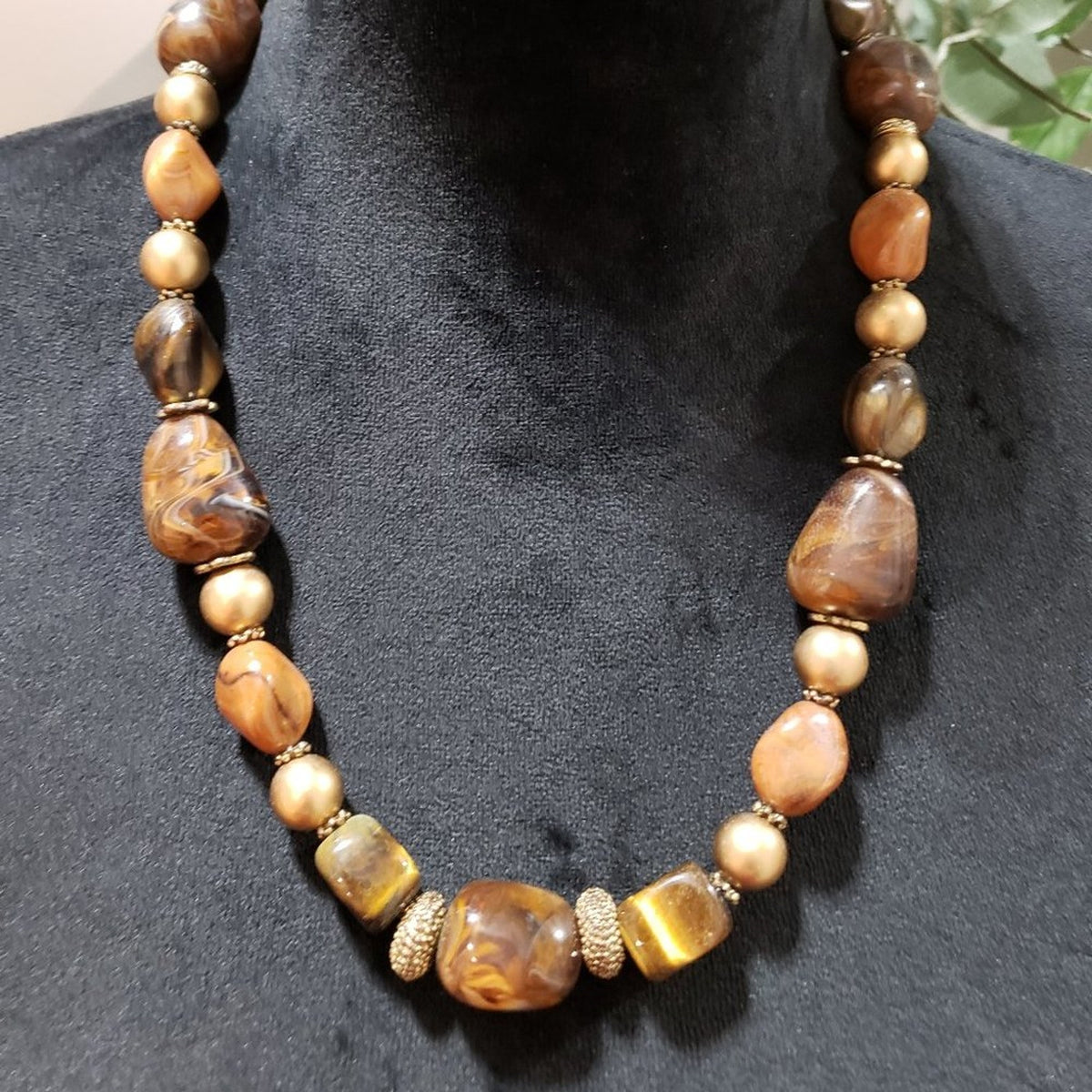 Women Fashion Yellow Carved Tigers Eye Beads Collar Necklace with Lobster Clasp