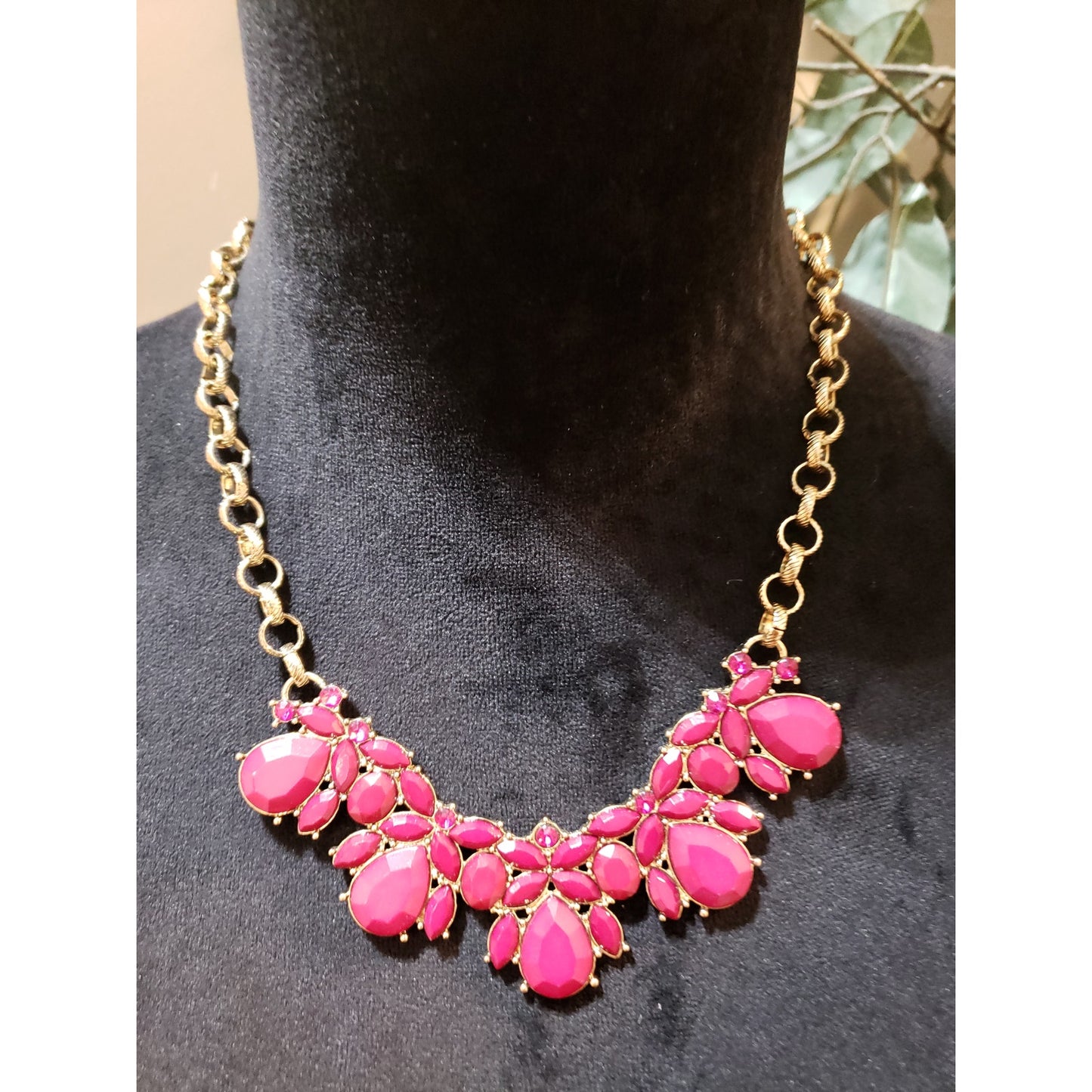 Gold Tone Teardrop Faceted Fuchsia Pink Acrylic Bead Fashion Bib Necklace