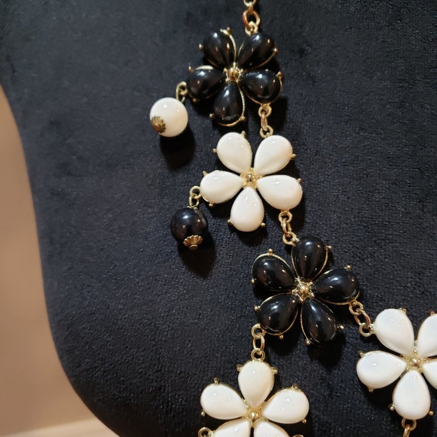 Womens Fashion Black White Flower & Beaded Collar Necklace with Lobster Clasp