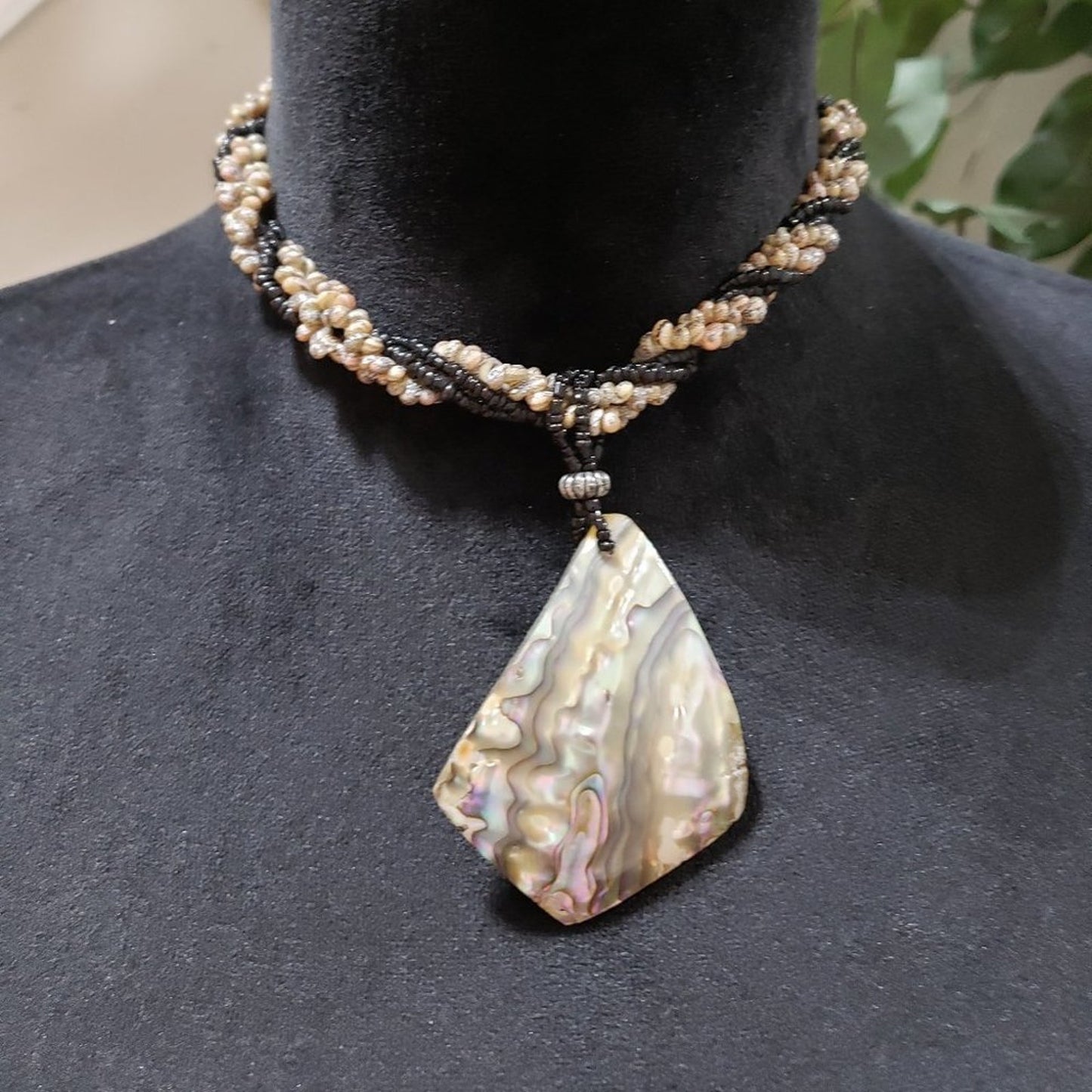 Women Fashion Big Abalone Shell Pendant Beaded Choker Necklace with Toggle Clasp
