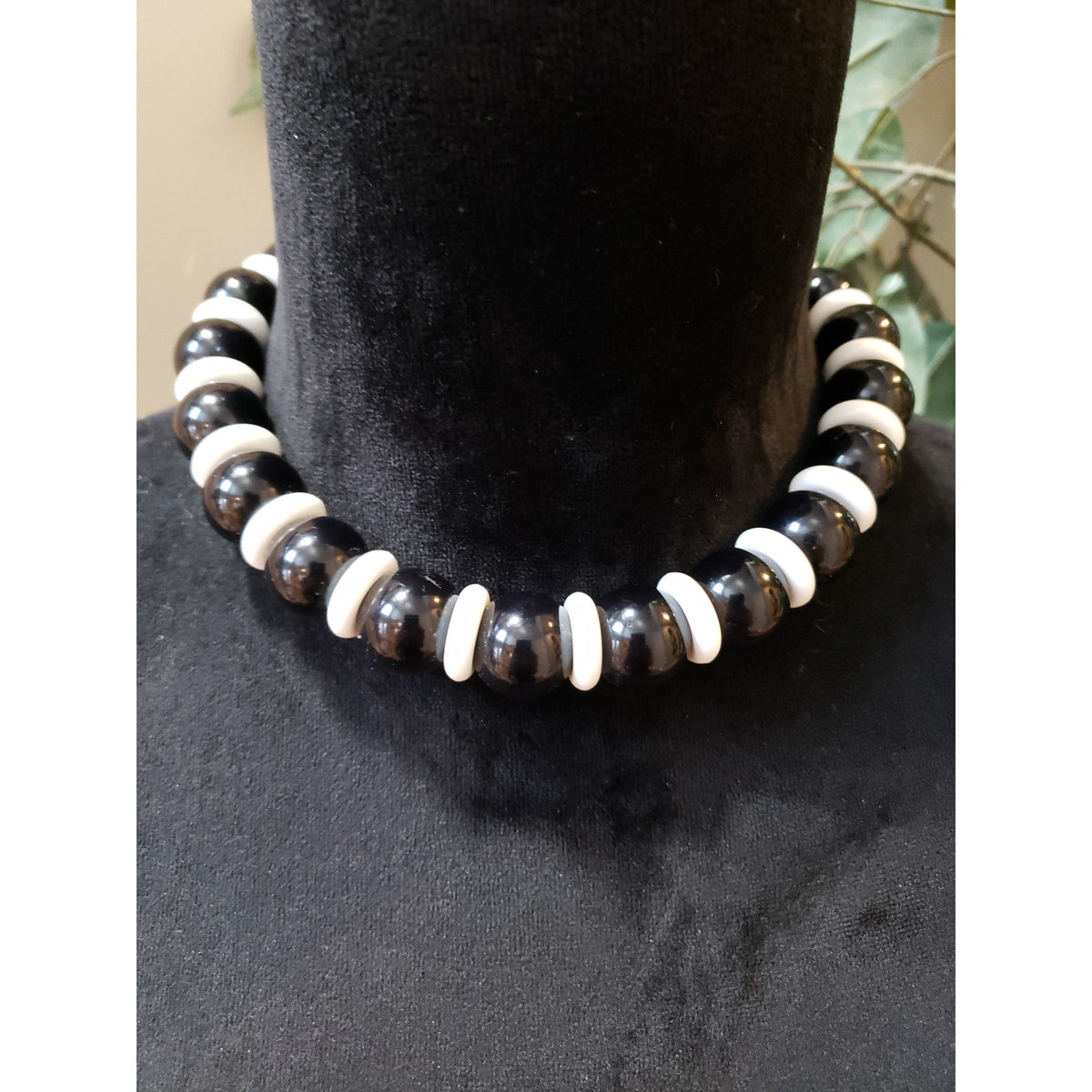 Women Onyx Black Beads White Acrylic Spacers Collar Necklace / Spring Ring Clasp