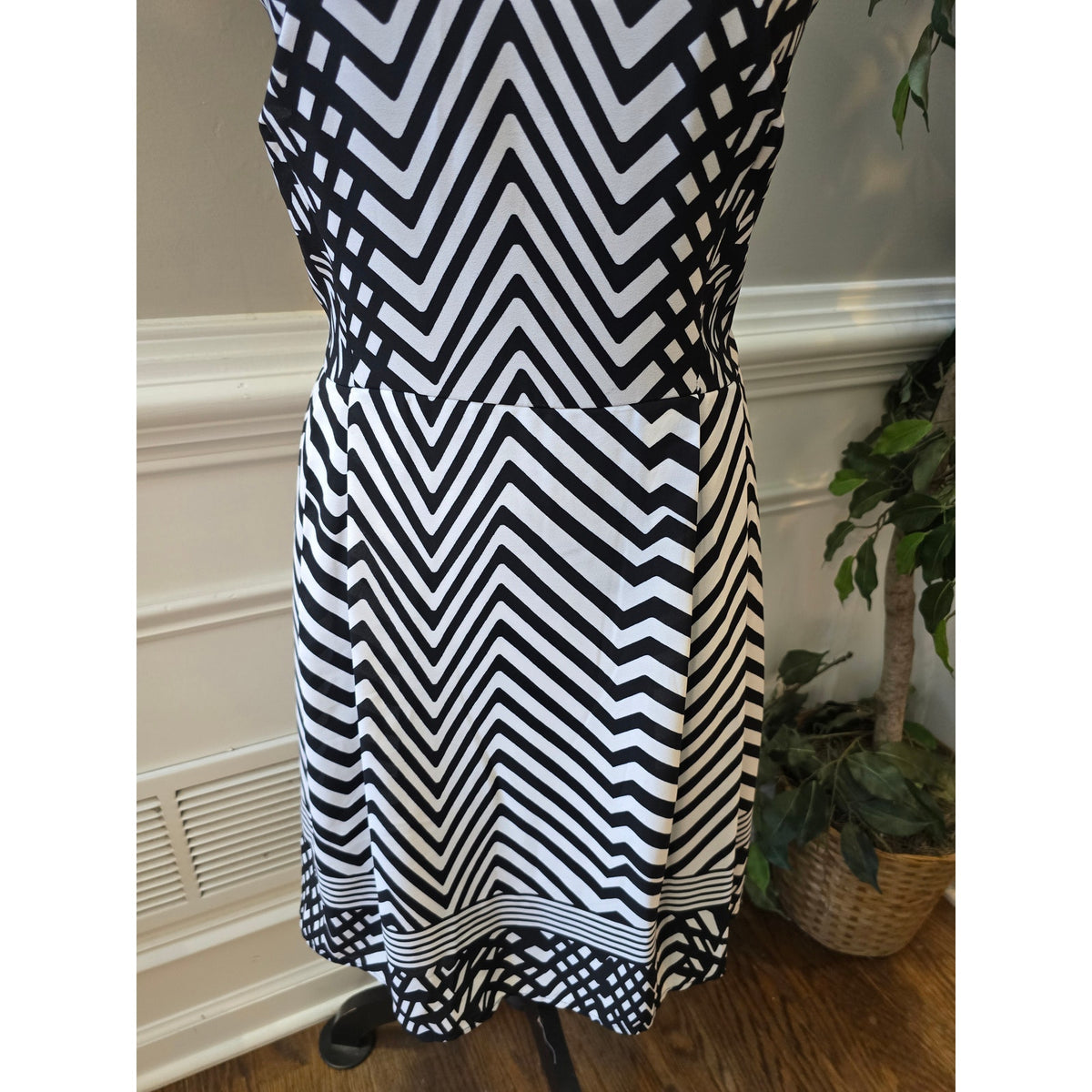 Bisou Bisou A-Line Dress Women SZ 16 White/Black Chevron Halter Neck Back Zipper