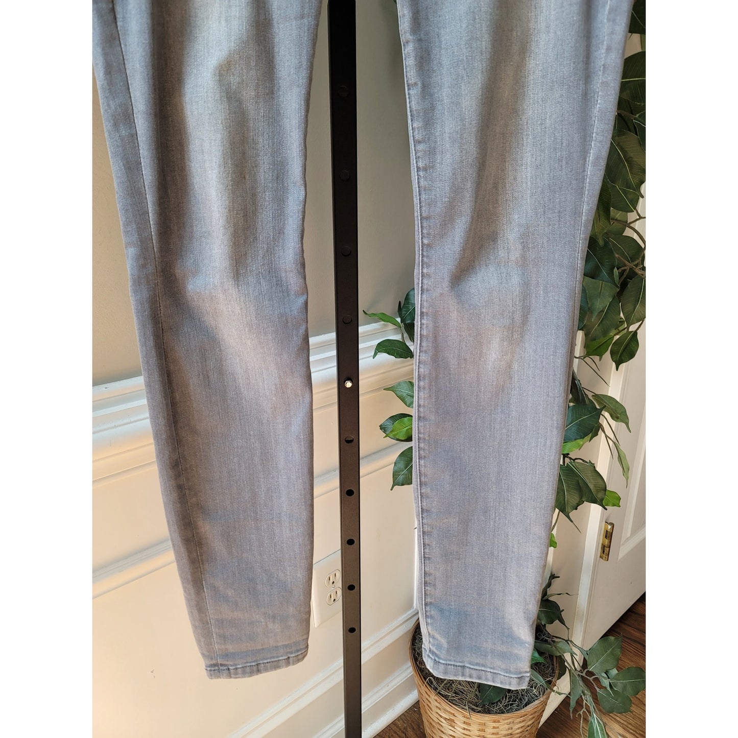 Cabi Skinny Jeans Women's Size 4 Gray Cotton Blend Zipper Stretch Lightweight