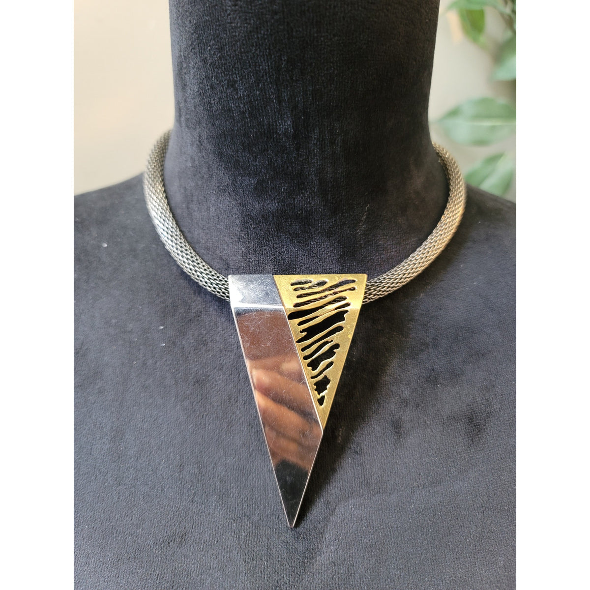 Women's Statement Metal Mesh Choker Necklace With Magnetic Lock And Bold Pendant