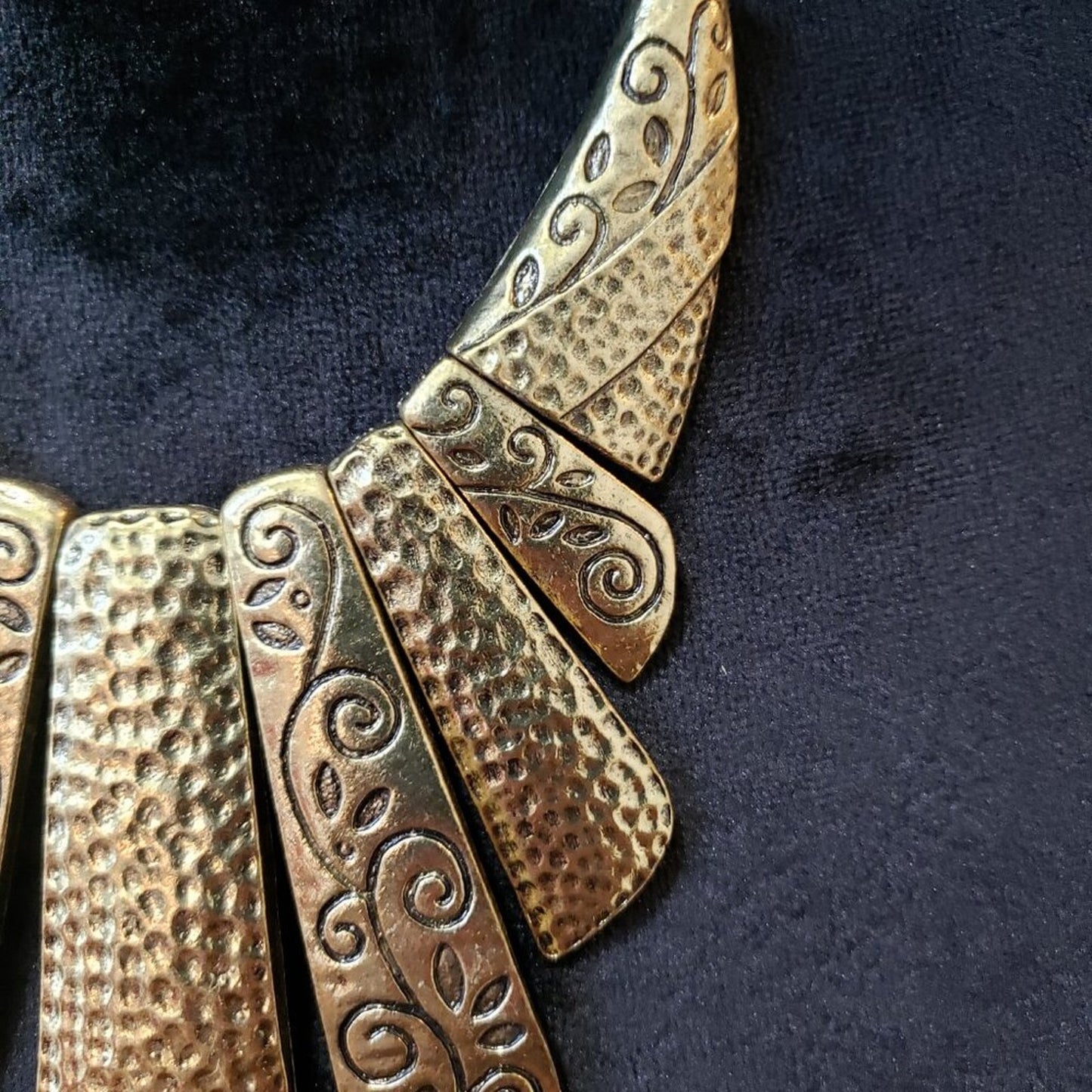 Women Gold Tone Hammered Metal Collar Choker Necklace Jewelry with Lobster Clasp