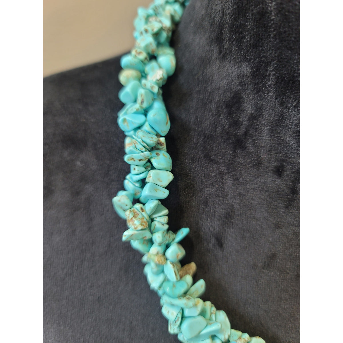 Women's Turquoise Necklace Bracelet And Earrings Jewelry Set With Beaded Design