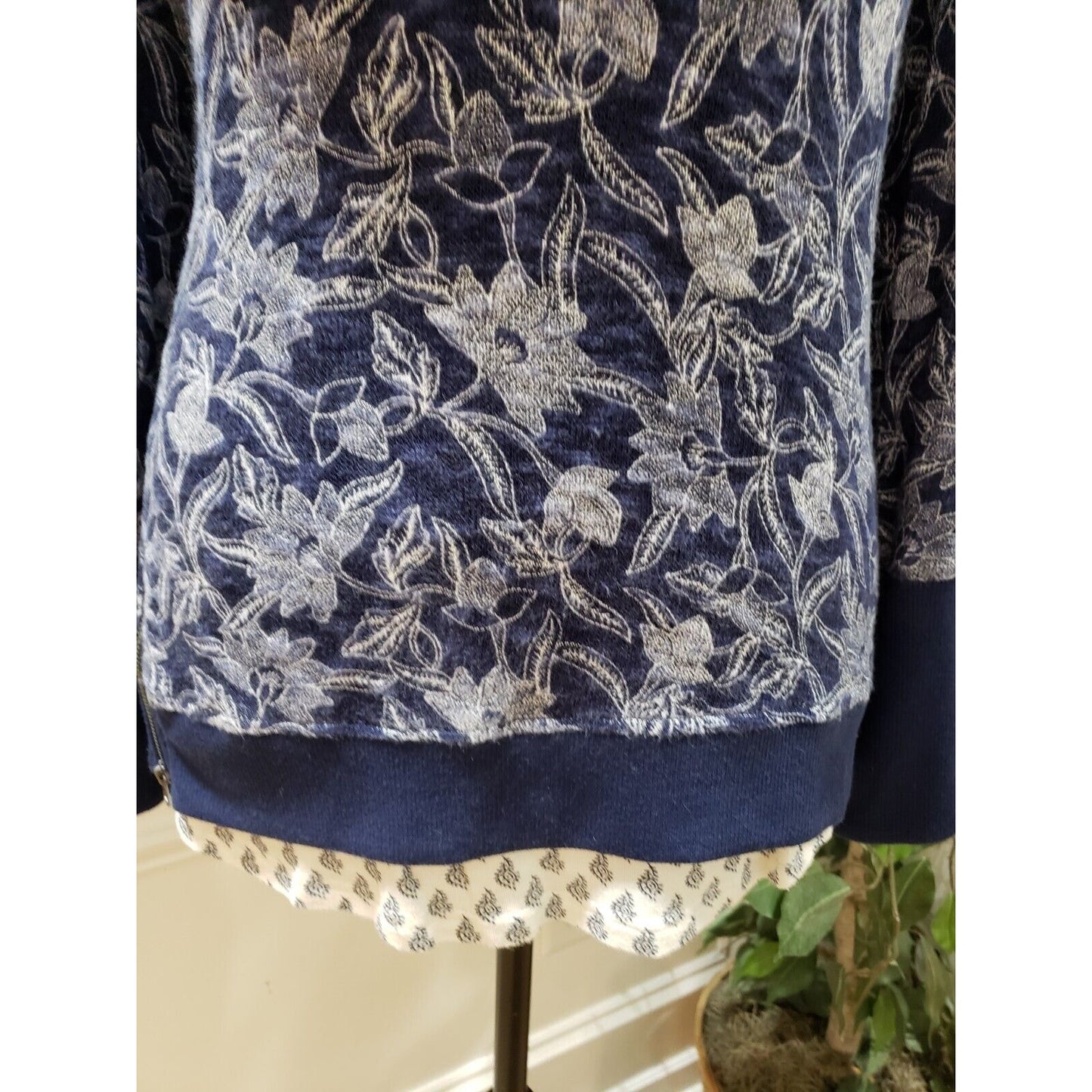 Max Jeans Women's Blue Floral Rayon Crew Neck Long Sleeve Sweater Size X-Small