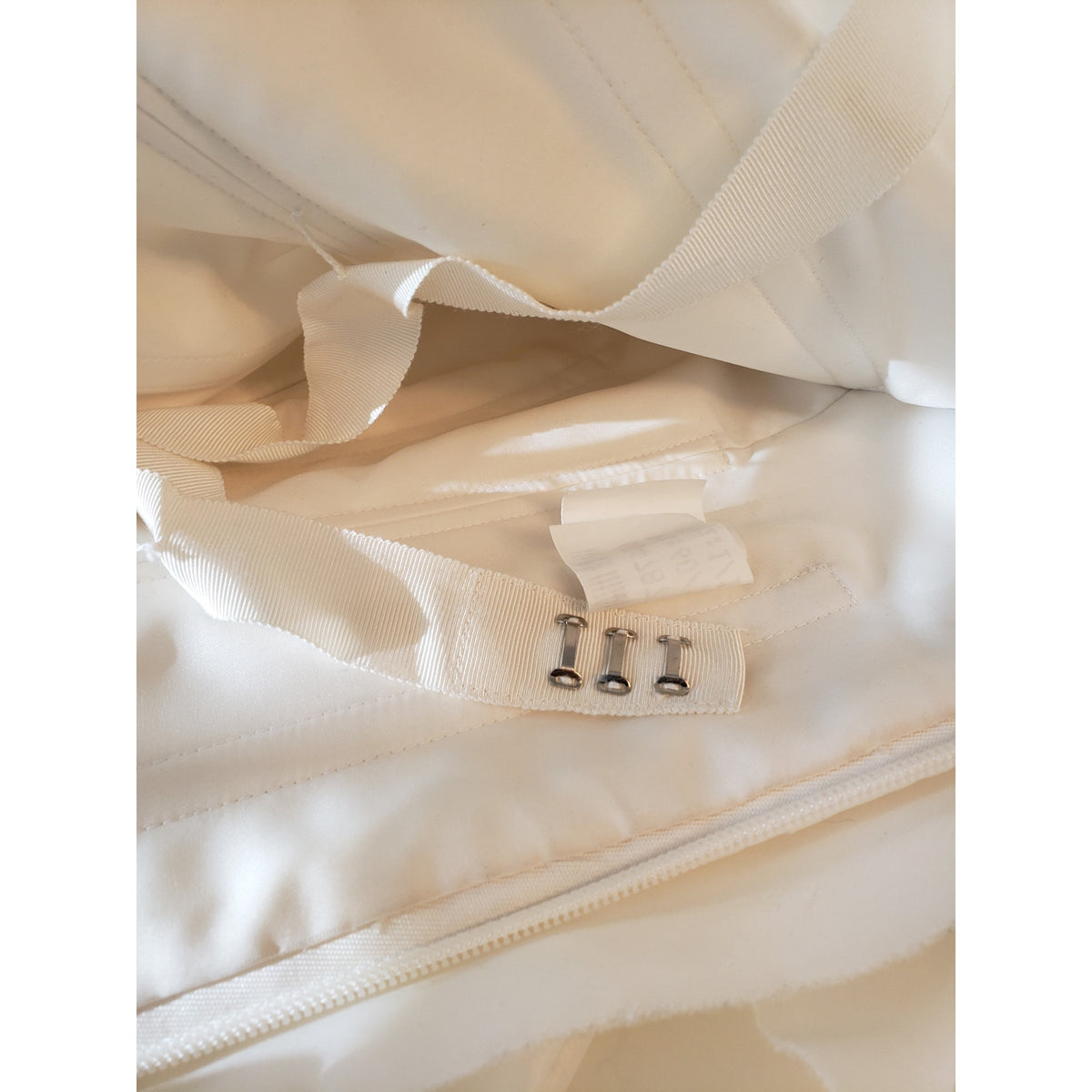 White by Vera Wang Wedding Dress Womens Size 6 White Flare Gown with Bias Flange