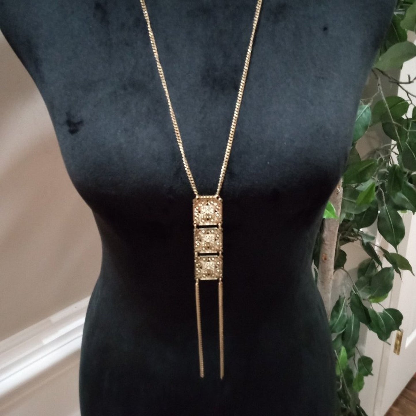 Womens Fashion Chunky Gold Tone Art Charm Pendant Necklace with Lobster Clasp